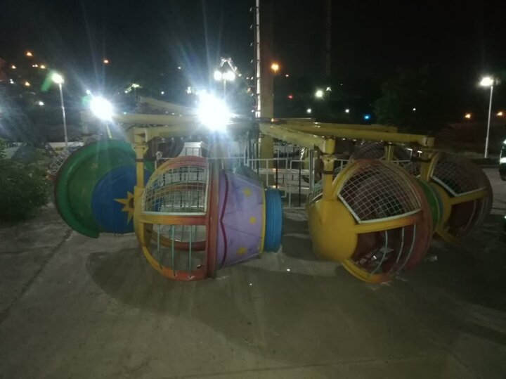 مصدومیت ۱۱ نفر در قزوین بر اثر سقوط چرخ و فلک شهربازی مصدومیت ۱۱ نفر در قزوین بر اثر سقوط چرخ و فلک شهربازی