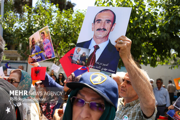 صبح امروز جمعه ۹ تیر ۱۴۰۲ انجمن نجات، خانواده‌های اعضای گرفتار در فرقه تروریستی رجوی در آلبانی مقابل سفارت ترکیه در تهران تجمع کردند
