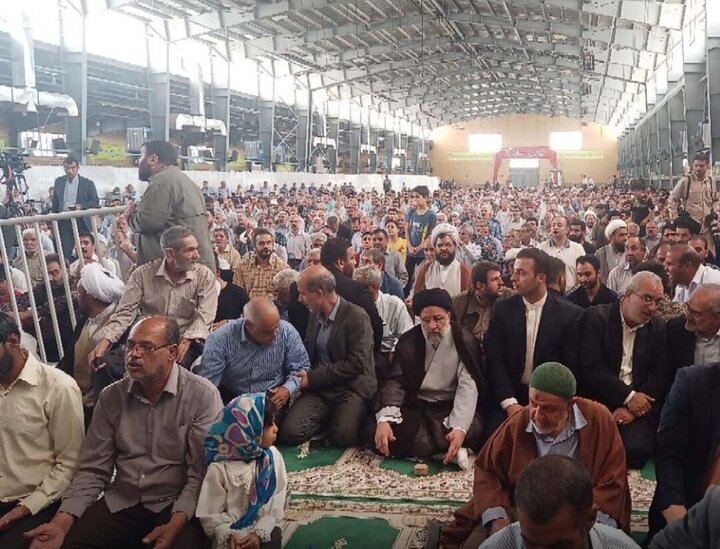 رئیسجمهور در نماز جمعه رفسنجان حاضر شد / برچیده شدن نردههای مصلا