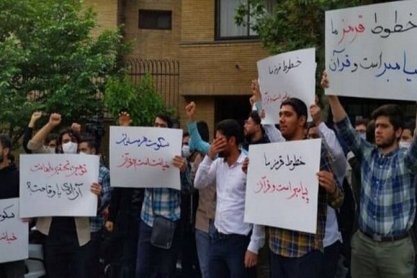 Iranian students hold rally in front of Swedish embassy 