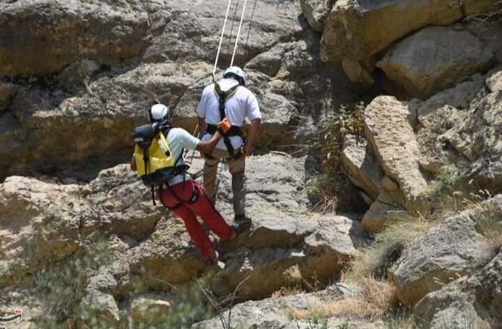 امدادرسانی به ۲ گردشگر گرفتار در ارتفاعات آبشار هفت چشمه