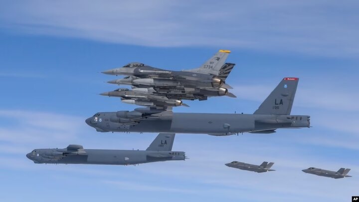 پرواز بمب‌افکن‌های آمریکایی با کلاهک هسته‌ای بر فراز شبه‌جزیره