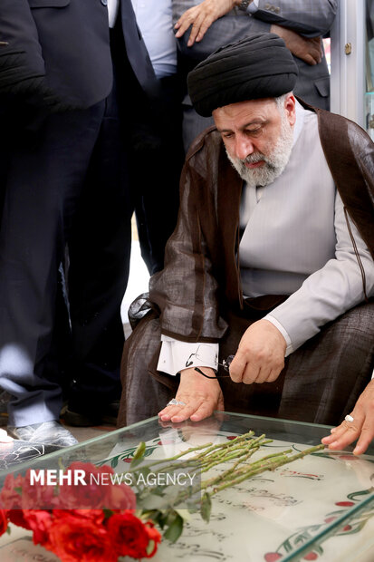 ایرانی صدر آیت اللہ رئیسی کی شہید قاسم سلیمانی کے مزار پر حاضری+ تصاویر 