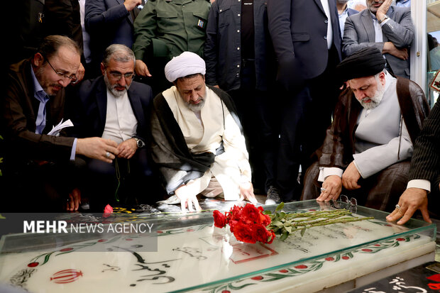 ایرانی صدر آیت اللہ رئیسی کی شہید قاسم سلیمانی کے مزار پر حاضری+ تصاویر 