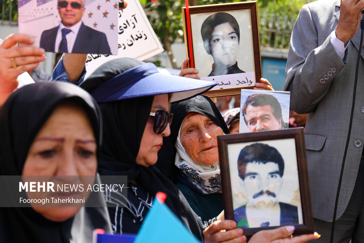 تجمع خانواده‌های منافقین/ درخواست برای تعطیلی اردوگاه منافقین و محاکمه رهبران فرقه
