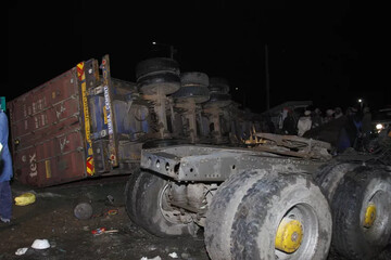 تصادف کامیون با کامیونت در بزرگراه آزادگان 3 مصدوم برجای گذاشت