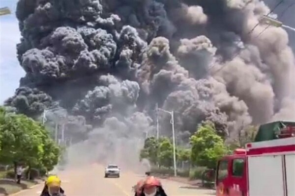 حریق کارخانه پتروشیمی در چین؛ دود غلیظ آسمان را سیاه کرد+ فیلم