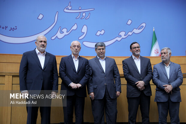 همایش روز ملی صنعت و معدن صبح روز شنبه ۱۰ تیر ماه ۱۴۰۲ با حضور حجت الاسلام سید ابراهیم رئیسی، رئیس جمهور، عباس علی آبادی وزیر صنعت معدن و تجارت و بخشی از کارآفرینان برتر کشور در سالن اجلاس سران برگزار شد