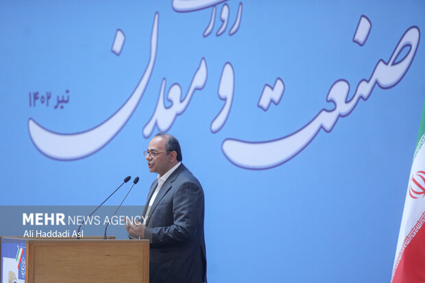 همایش روز ملی صنعت و معدن صبح روز شنبه ۱۰ تیر ماه ۱۴۰۲ با حضور حجت الاسلام سید ابراهیم رئیسی، رئیس جمهور، عباس علی آبادی وزیر صنعت معدن و تجارت و بخشی از کارآفرینان برتر کشور در سالن اجلاس سران برگزار شد