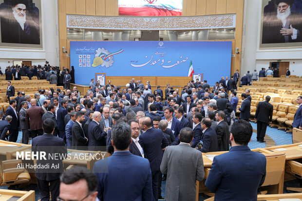 همایش روز ملی صنعت و معدن صبح روز شنبه ۱۰ تیر ماه ۱۴۰۲ با حضور حجت الاسلام سید ابراهیم رئیسی، رئیس جمهور، عباس علی آبادی وزیر صنعت معدن و تجارت و بخشی از کارآفرینان برتر کشور در سالن اجلاس سران برگزار شد