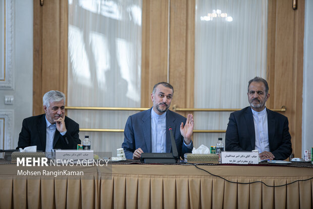 حسین امیرعبداللهیان وزیر امور خارجه در حال سخنرانی در نشست مشترک وزرای امور خارجه و ورزش است