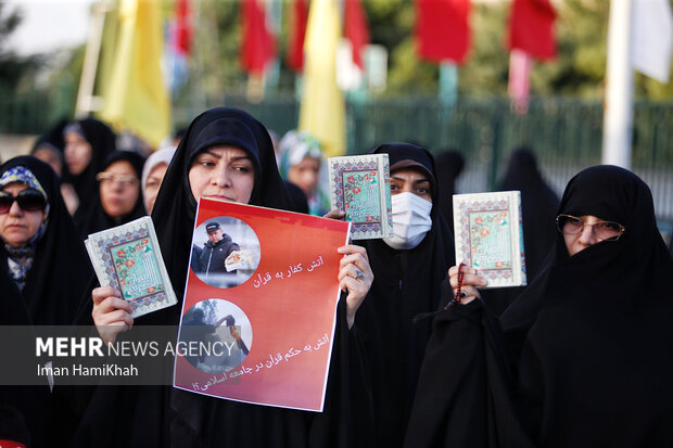 سویڈن میں قرآن پاک کی بے حرمتی پر ایرانی صوبہ ہمدان میں احتجاجی مظاہرہ
