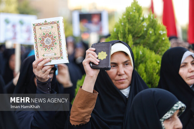 سویڈن میں قرآن پاک کی بے حرمتی پر ایرانی صوبہ ہمدان میں احتجاجی مظاہرہ
