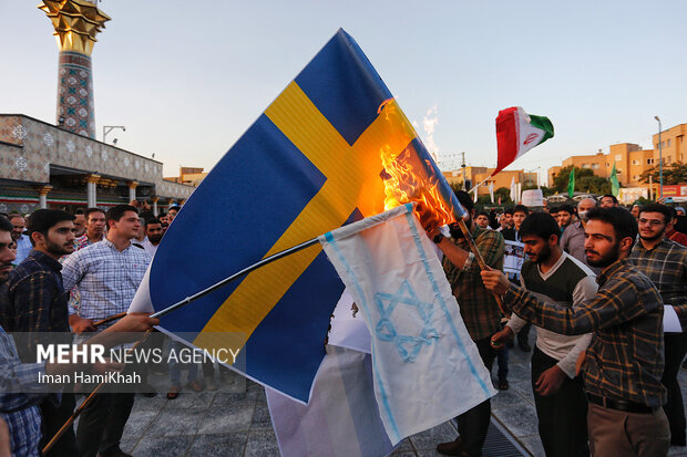 İsveç'te Kur'an-ı Kerim'in yakılması İran'da protesto edildi
