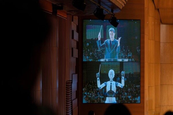 یک ربات ارکستر ملی کره جنوبی را رهبری کرد