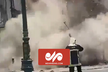 لحظه ریزش یک ساختمان بر اثر آتش‌سوزی در فرانسه