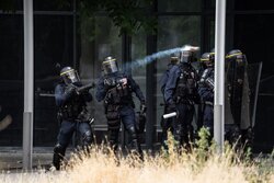 درگیری پلیس با مردم در فرانسه