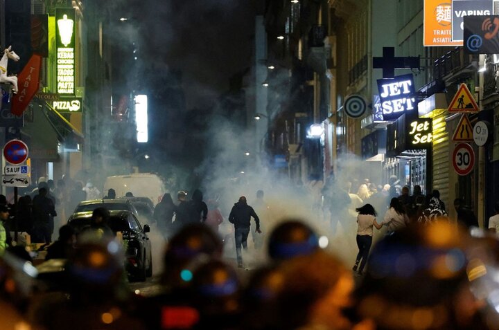 فرانس میں مظاہرین نے میئر کے گھر کو آگ لگا دی