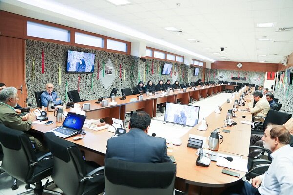 نگاه تاریخ شفاهی به تاریخ و خاطرهنویسی به ادبیات است