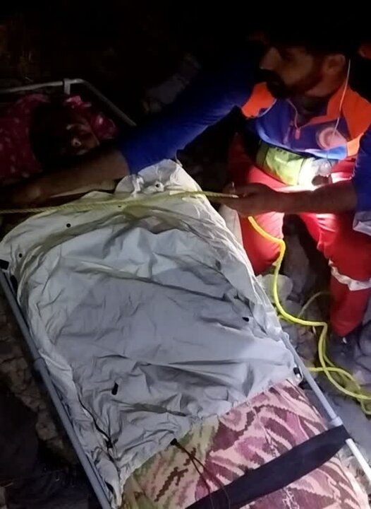 ۱۲ ساعت تلاش تیمهای امداد و نجات برای نجات جان یک کوهنورد