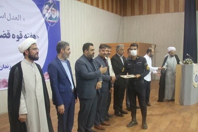 برگزیدگان تفسیر سوره یاسین در زندان بوشهر تجلیل شدند