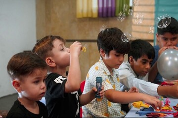 اهدای اسباب بازی به کودکان شرکت کننده در «مهمونی ۱۰ کیلومتری» غدیر