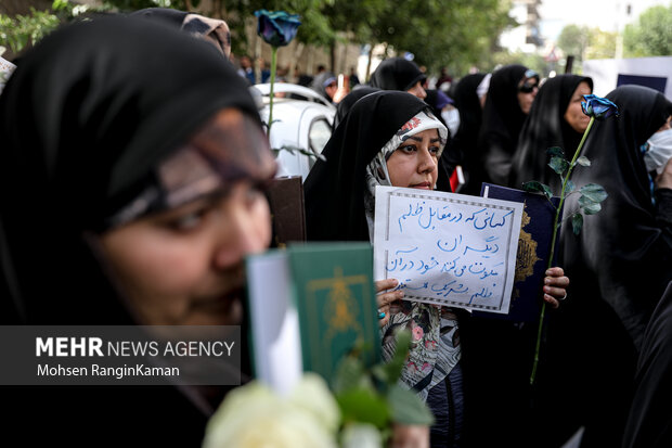 تہران میں سوئیڈش سفارتخانے کے باہر احتجاج
