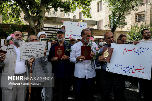 تہران میں سوئیڈش سفارتخانے کے باہر احتجاج
