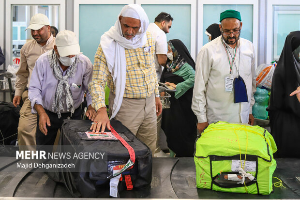 
1st group of Yazdi pilgrims return from S. Arabia