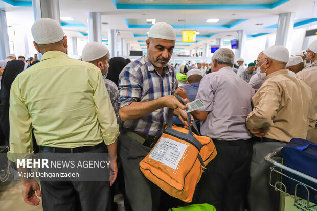 
1st group of Yazdi pilgrims return from S. Arabia