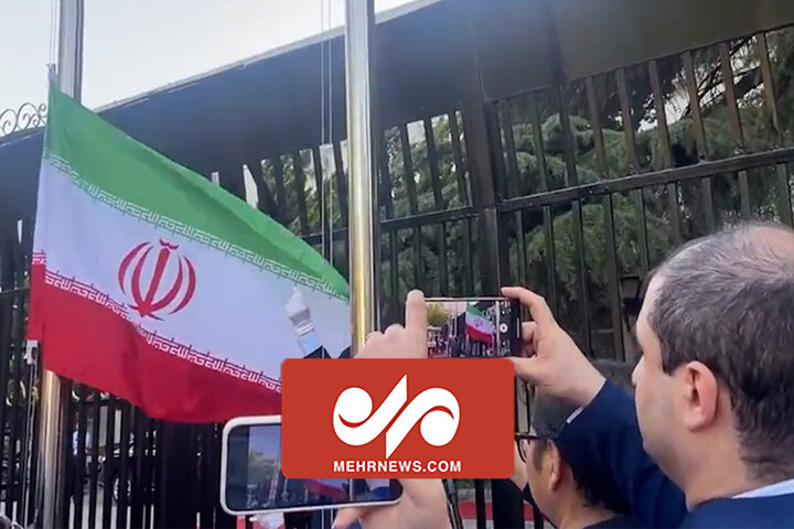 لحظه برافراشتن پرچم ایران مقابل دبیرخانه سازمان شانگهای