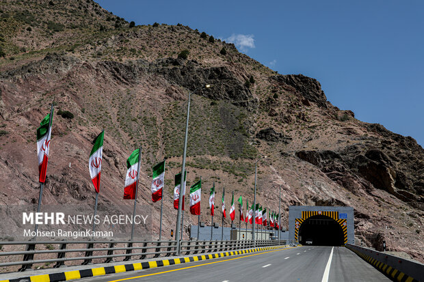 خبرنگاران و اصحاب رسانه صبح امروز سه‌شنبه ۱۳ تیر ۱۴۰۲ از مراحل نهایی آماده‌سازی مسیر رفت فاز ۲ آزادراه تهران شمال بازدید کردند