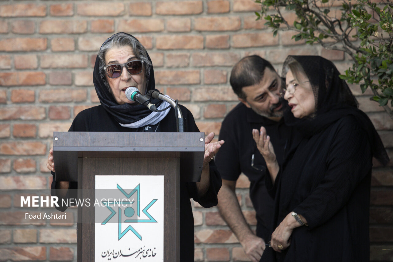 مراسم تشییع و خاکسپاری فریماه فرجامی +عکس خانواده https://media.mehrnews.com/d/2023/07/04/4/4580514.jpg?ts=1688466323803