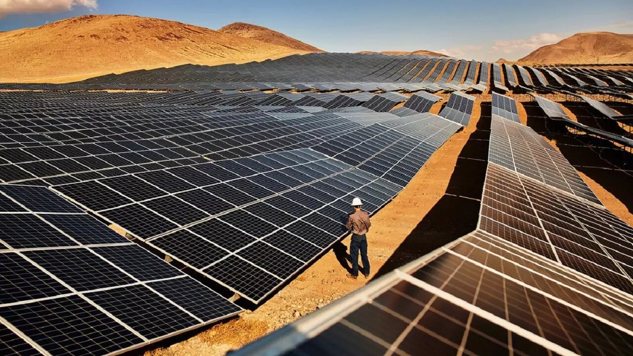 نصب پنل‌های خورشیدی راهکاری چند منظوره در کنترل عرصه‌های بیابانی