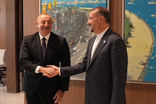 وزير الخارجية الإيراني يلتقي بالرئيس الآذربيجاني في باكو