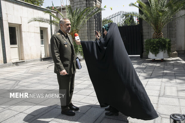 امیر سرتیپ محمدرضا آشتیانی وزیر دفاع در حاشیه جلسه هیئت دولت حضور دارد