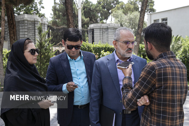 سید محمد حسینی معاون رئيس‌ جمهور در امور مجلس در حاشیه جلسه هیئت دولت حضور دارد