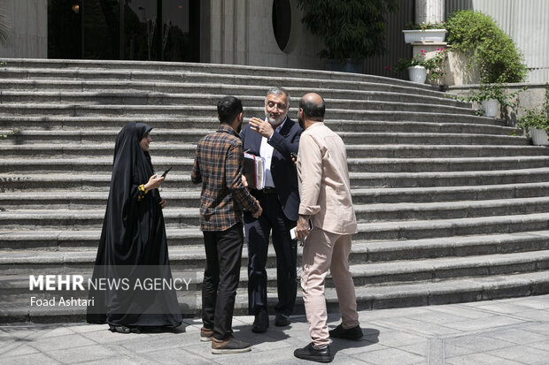 علیرضا زاکانی شهردار تهران در حاشیه جلسه هیئت دولت حضور دارد