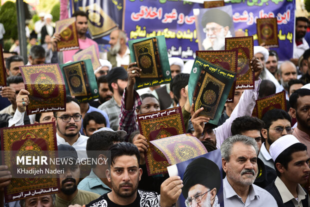 سویڈن میں قرآن پاک کی بے حرمتی پر ایرانی صوبہ اصفہان میں احتجاجی مظاہرہ
