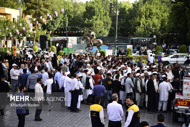 سویڈن میں قرآن پاک کی بے حرمتی پر ایرانی صوبہ اصفہان میں احتجاجی مظاہرہ
