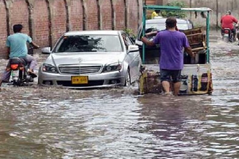لاہور میں بارش کا 30 سالہ ریکارڈ ٹوٹ گیا، حادثات میں 7 افراد جاں بحق