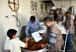 طبخ و توزیع غذای گرم «مهمونی ۱۰ کیلومتری» در بیرجند