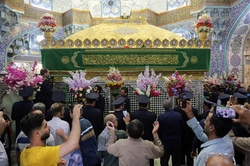 قم میں رمضان المبارک کا زبردست استقبال، حضرت معصومہ (س) کے حرم کو پھولوں سے سجایا گیا