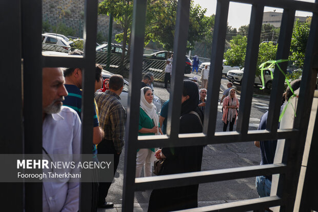 صبح پنج شنبه ۱۵ تیر ۱۴۰۲، همزمان با سراسر کشور، داوطلبان کنکور سراسری در رشته علوم تجربی، در دانشگاه شهید بهشتی تهران به رقابت پرداختند