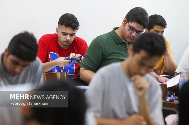 صبح پنج شنبه ۱۵ تیر ۱۴۰۲، همزمان با سراسر کشور، داوطلبان کنکور سراسری در رشته علوم تجربی، در دانشگاه شهید بهشتی تهران به رقابت پرداختند