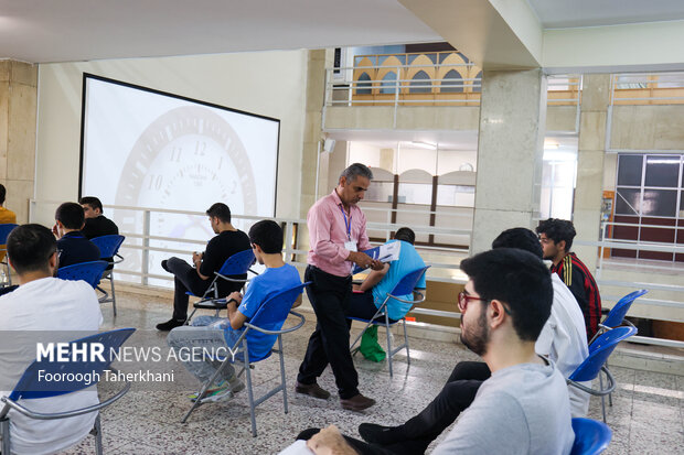 صبح پنج شنبه ۱۵ تیر ۱۴۰۲، همزمان با سراسر کشور، داوطلبان کنکور سراسری در رشته علوم تجربی، در دانشگاه شهید بهشتی تهران به رقابت پرداختند