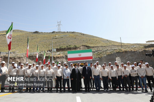 مراسم آئین بهره‌برداری از افتتاح مسیر رفت قطعه ۲ آزادراه تهران- شمال صبح امروز پنجشنبه ۱۵ تیر ماه ۱۴۰۲ با حضور سید ابراهیم رئیسی، رئیس جمهور، مهرداد بذرپاش، وزیر راه و شهرسازی و پرویز فتاح، رئیس بنیاد مستضعفان برگزار شد