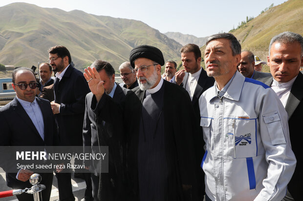  سید ابراهیم رئیسی، رئیس جمهور در مراسم آئین بهره‌برداری از افتتاح مسیر رفت قطعه ۲ آزادراه تهران- شمال حضور دارد