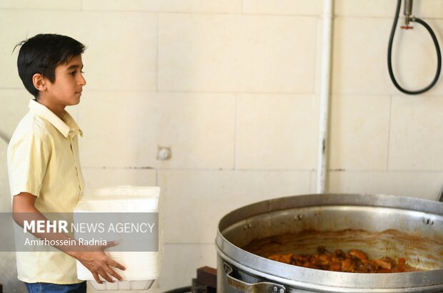 طبخ و توزیع غذای گرم «مهمونی ۱۰ کیلومتری» در بیرجند