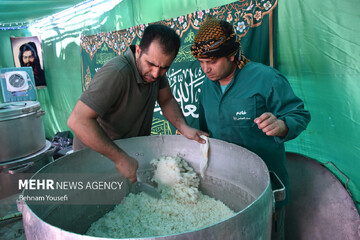 طبخ و توزیع ۷۲ دیگ غذا در روز عید غدیر در محله های اراک